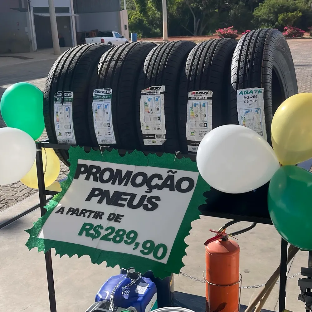 Pneus em promoção expostos na pista do Auto Posto Lamape